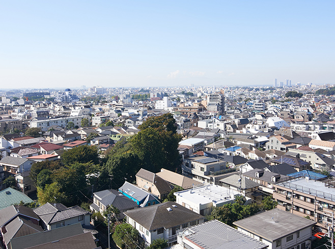 住宅が立ち並ぶ街並みを見渡す画像